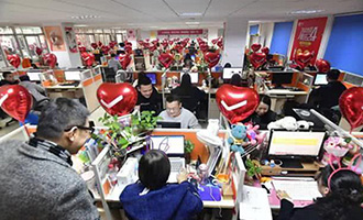 申請(qǐng)入駐 良品鋪?zhàn)訂T工雙11前夜大聚餐：龍蝦吃起，零食管夠